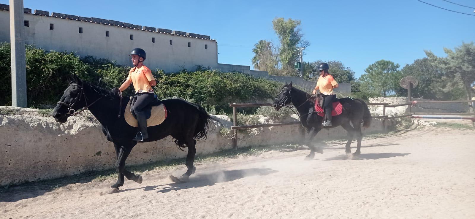 4. Ejercicio con 1 mano a caballo en pista