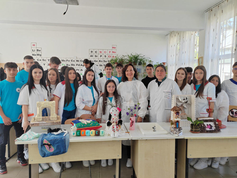 Eva en taller reciclado papel